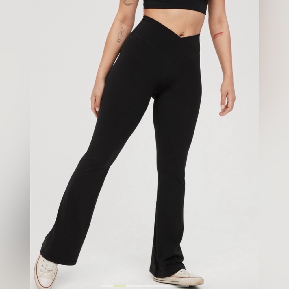 OFFLINE By Aerie Real Me High Waisted‎ Crossover Flare Black Legging Size Small